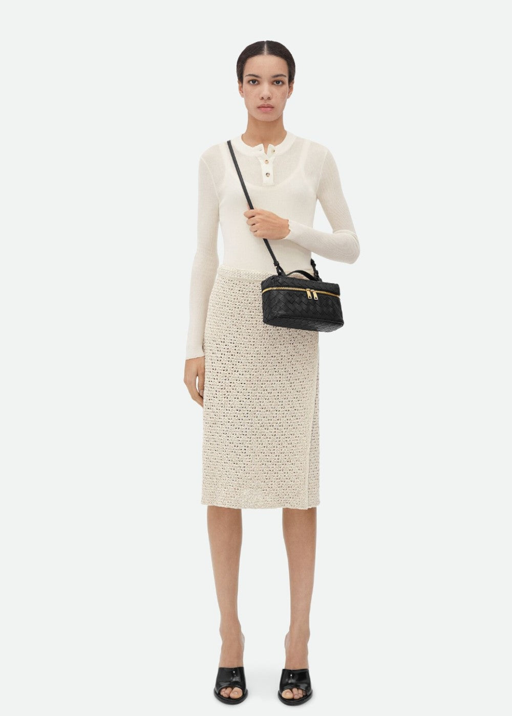 Elegante gevlochten handtas voor dames, met stijve vorm en luxe gouden accenten, perfecte damesmode tas.