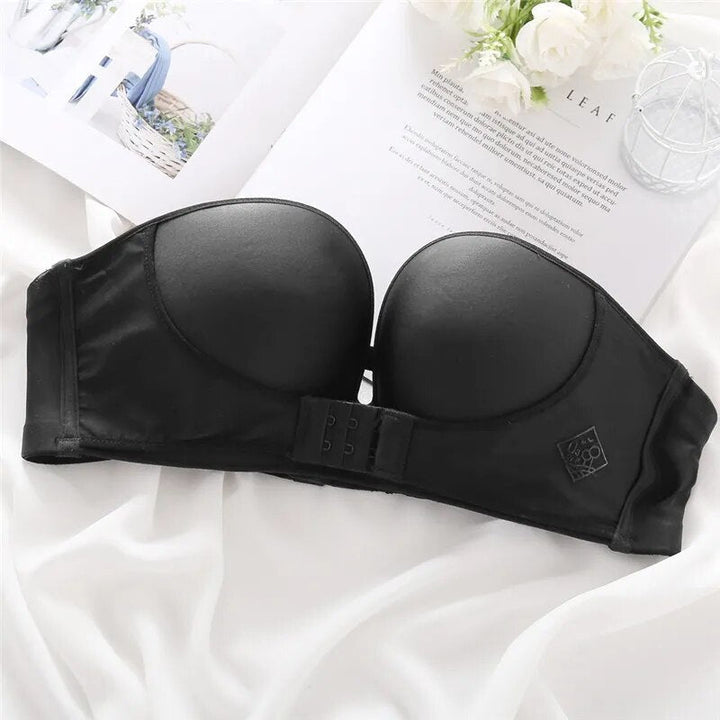 Zwarte strapless push-up bh met voorsluiting, essentieel onder elke jurk of top.