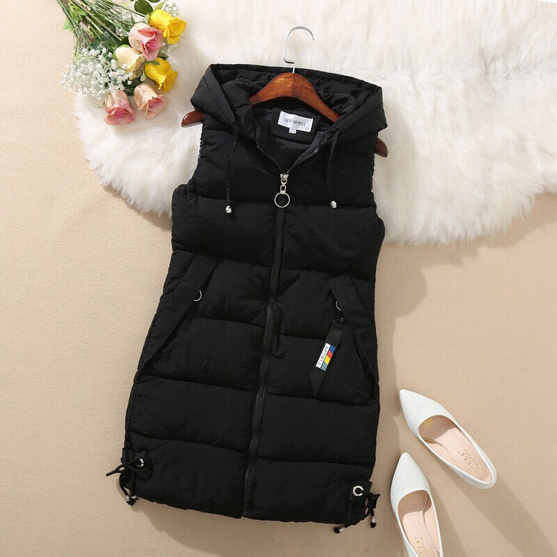 Warme gewatteerde dames bodywarmer met afneembare capuchon, comfortabel en modieus.