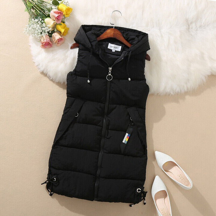 Warme gewatteerde dames bodywarmer met afneembare capuchon, comfortabel en modieus.