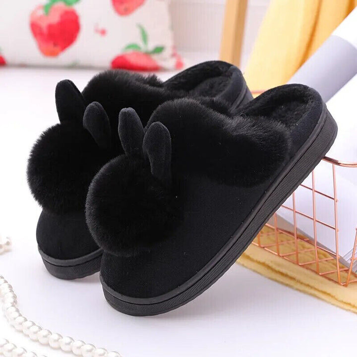 Zachte dames pantoffels met pluizig materiaal en speelse konijnenoren, perfect voor de winter.