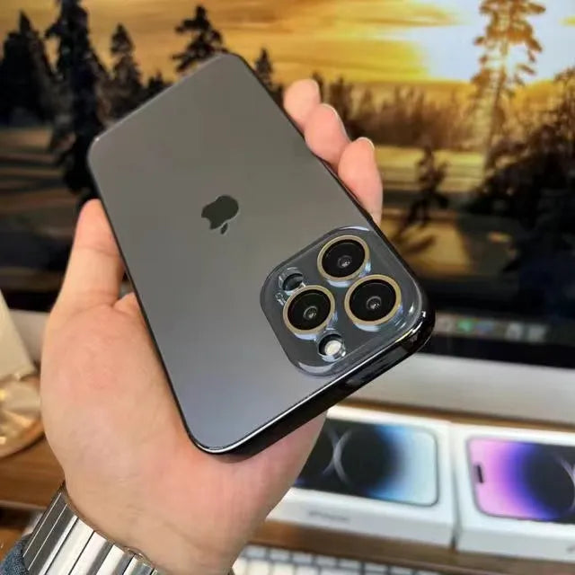 Robuust NanoCase telefoonhoesje met geavanceerde valbescherming en schokabsorptie, houdt je iPhone veilig.
