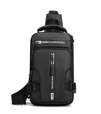 Zwarte heren slingbag met geïntegreerde USB oplaadpoort, ideaal voor onderweg. Waterbestendig nylon.