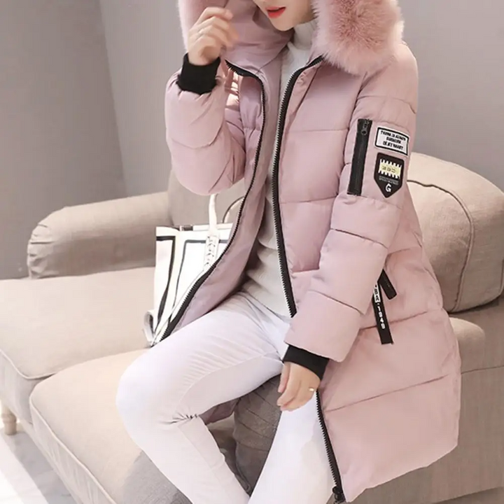 Stijlvolle Elinora dames winterjas, comfortabel en halflang. Perfecte mode buitenkleding met capuchon.