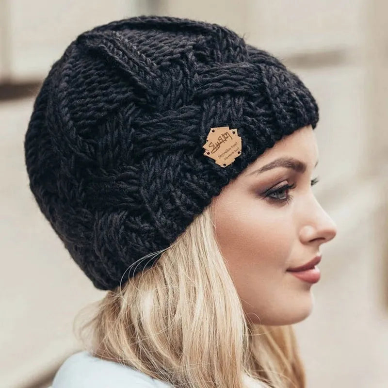 Comfortabele gebreide damesmuts Elena. Zacht en warm, perfect voor koude winterdagen en als modieuze beanie.