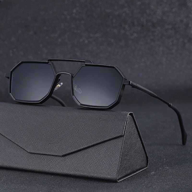 Stijlvolle zwarte unisex zonnebril met UV400 bescherming en gouden/zilveren details, een elegant zomer accessoire.