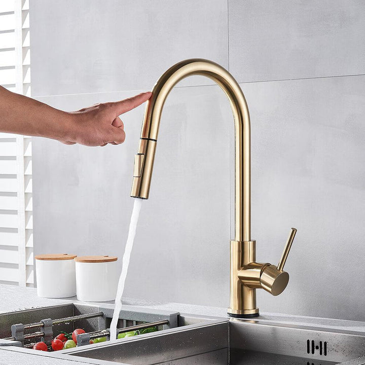 Slank, modern design van de MALORIA keukenkraan, met handsfree sensorfunctionaliteit.