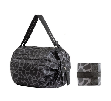 Dames opvouwbare boodschappentas van duurzaam nylon, ruim voor winkelen en compact opbergen.