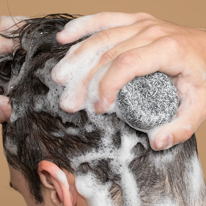 Verpakkingsvrije Anti-Grijs Shampoo Bar. Duurzame, natuurlijke oplossing voor grijs haar en baard.