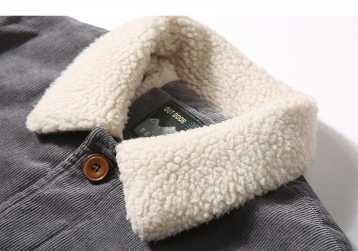Man draagt stijlvol heren corduroy jack, perfect voor herfst & winter. Comfortabel en trendy.