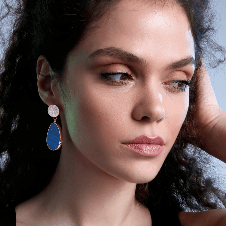 Modieuze dames oorbellen met glanzende lapis lazuli edelstenen, ideaal als elegant en beschermend sieraad.