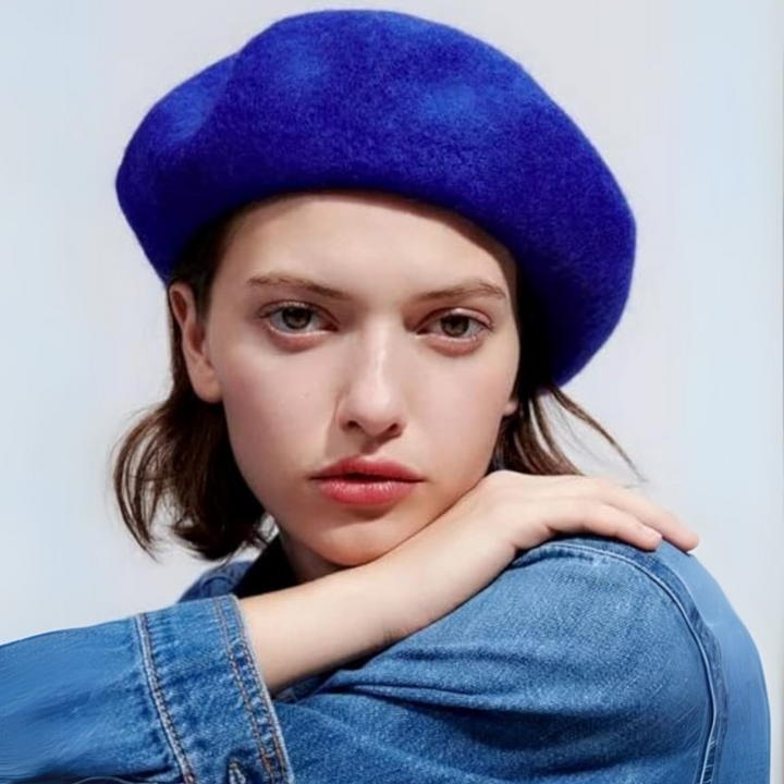 Baret op paspop, toont de klassieke vorm en zachte wol textuur, Franse stijl.