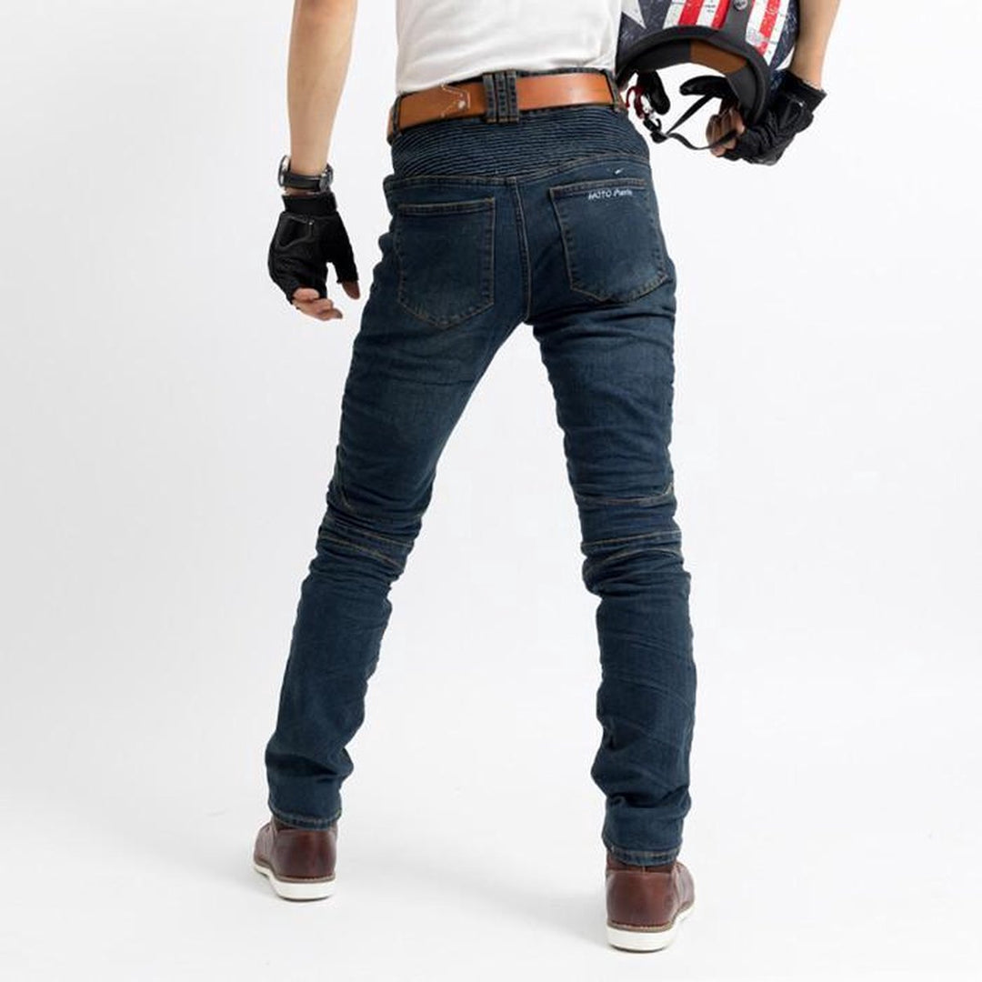 Close-up IronGuard motorbroek toont discrete, robuuste CE-gecertificeerde kniebescherming in stijlvol denim.