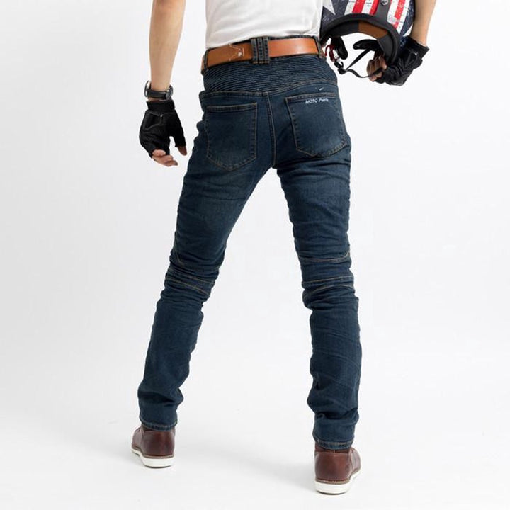 Close-up IronGuard motorbroek toont discrete, robuuste CE-gecertificeerde kniebescherming in stijlvol denim.