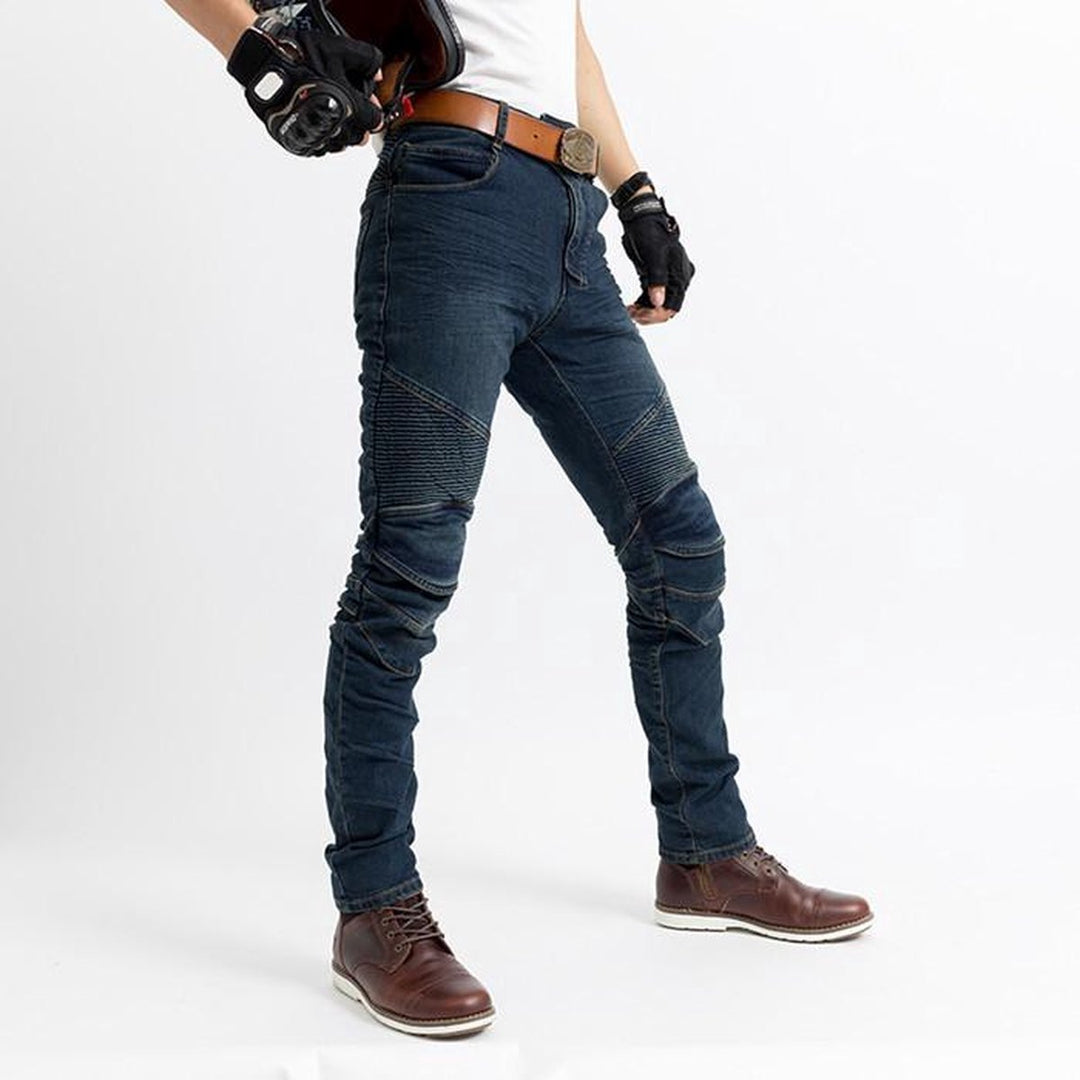 Motorrijder draagt comfortabele en veilige IronGuard denim motorbroek, genietend van de rit op de motor.