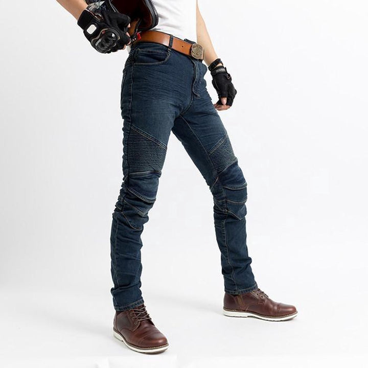 Motorrijder draagt comfortabele en veilige IronGuard denim motorbroek, genietend van de rit op de motor.