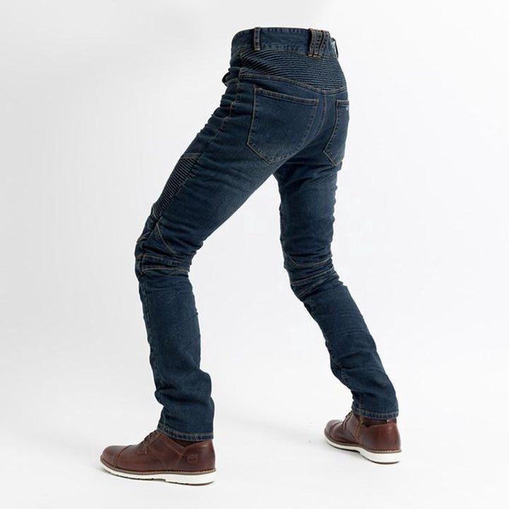 IronGuard motorbroek casual gedragen, bewijst veelzijdigheid voor zowel op als naast de motorfiets.