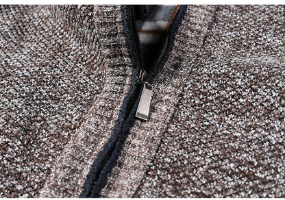 "Blauw herenvest van hoogwaardige fleece met rits en hoge kraag, perfect voor lente. Warm en veelzijdig ontwerp."