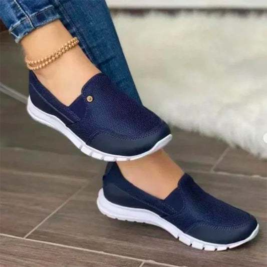 "Blauwe orthopedische dames slip-on sneakers met ademend mesh bovenwerk en flexibele zool voor optimaal comfort."