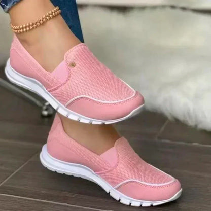 "Blauwe orthopedische dames slip-on sneakers met ademend mesh bovenwerk en flexibele zool voor optimaal comfort."