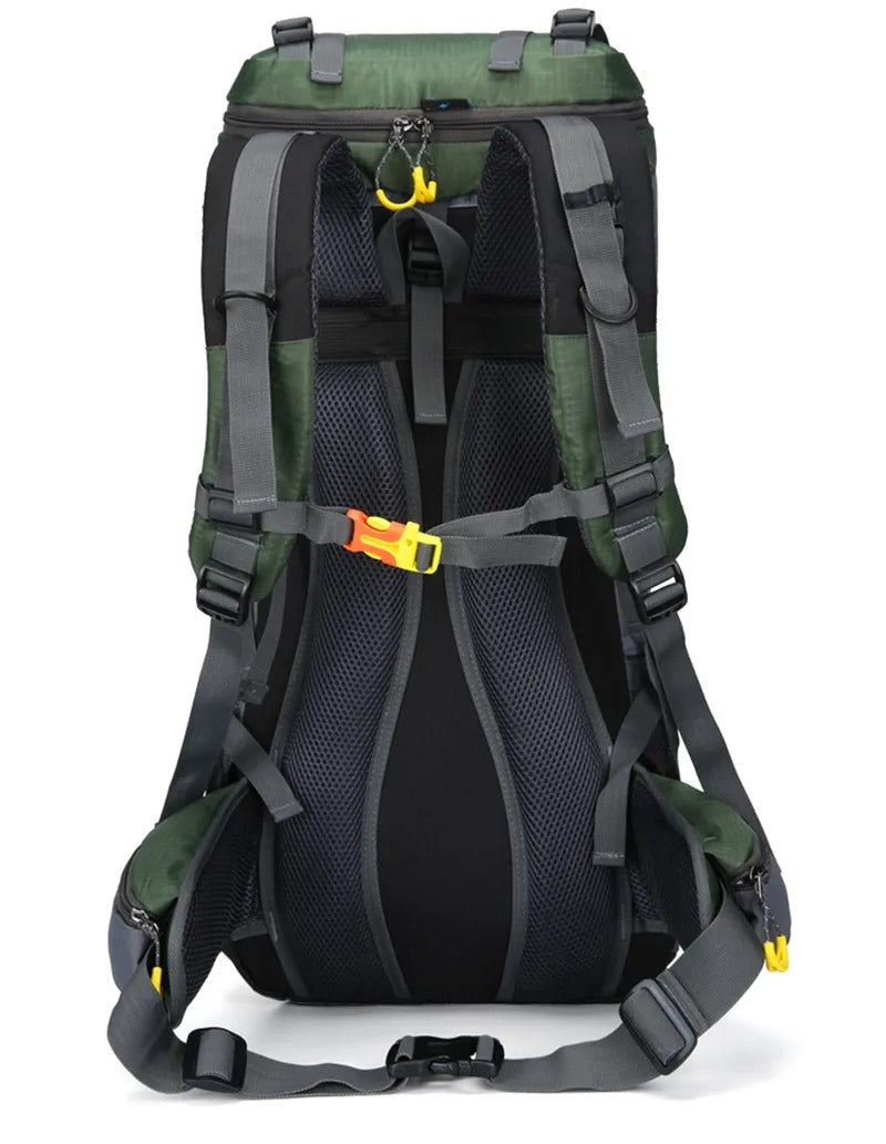 Vooraanzicht van de royale 60L outdoor rugzak, unisex, met meerdere vakken voor trekking.