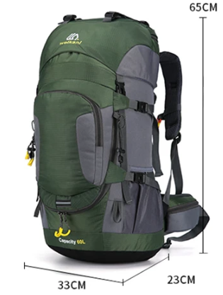 Persoon draagt de waterdichte 60L outdoor rugzak tijdens een trekking in een berglandschap.