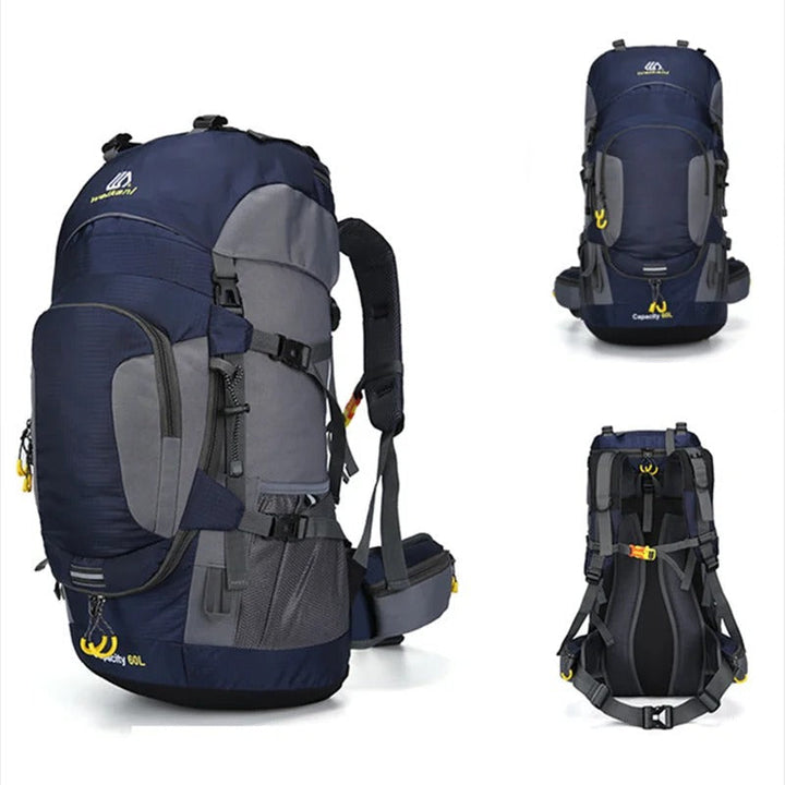 Een 60L outdoor rugzak in een bosrijke omgeving, perfect voor wandelen, kamperen en avontuur.
