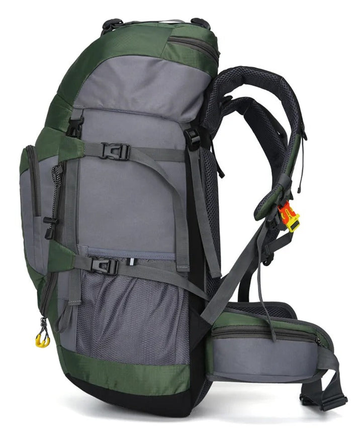 Overzicht van de ruime, waterdichte 60L outdoor rugzak. Perfect voor backpacken, wandelen en kamperen.