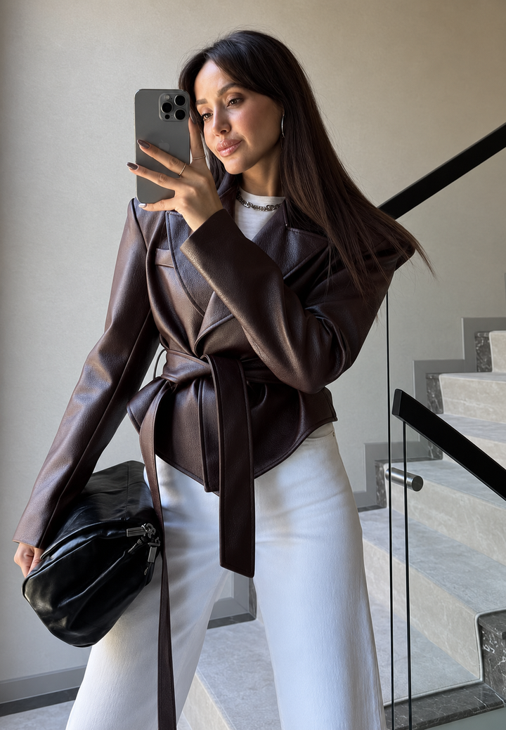 Stijlvolle damesblazer met strikriem die de taille accentueert. Een modieus jasje voor casual en zakelijke look.
