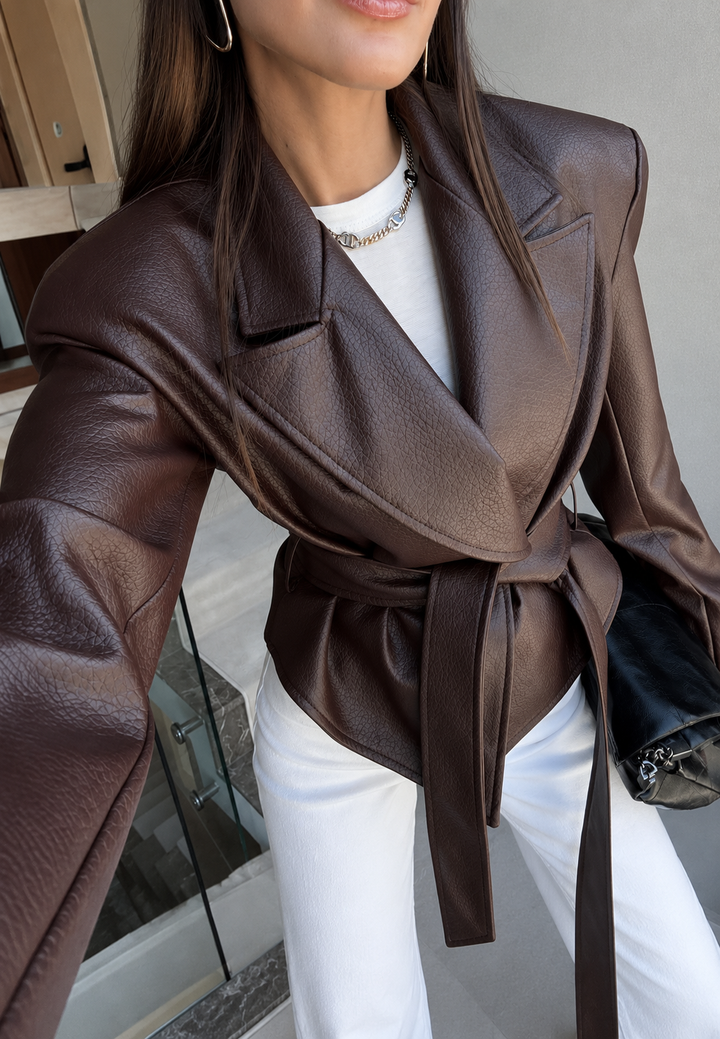 Casual en elegante damesblazer met verstelbare strikriem, een veelzijdig jasje voor elke gelegenheid.