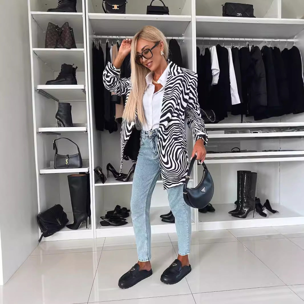 Flatterende getailleerde damesblazer met stijlvolle luipaardprint, essentieel voor een modieuze en elegante herfstgarderobe.