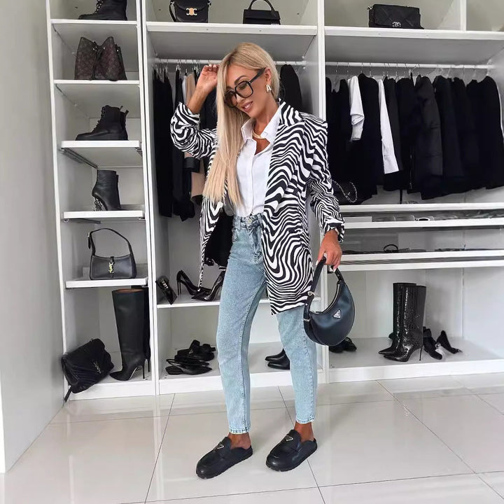Flatterende getailleerde damesblazer met stijlvolle luipaardprint, essentieel voor een modieuze en elegante herfstgarderobe.