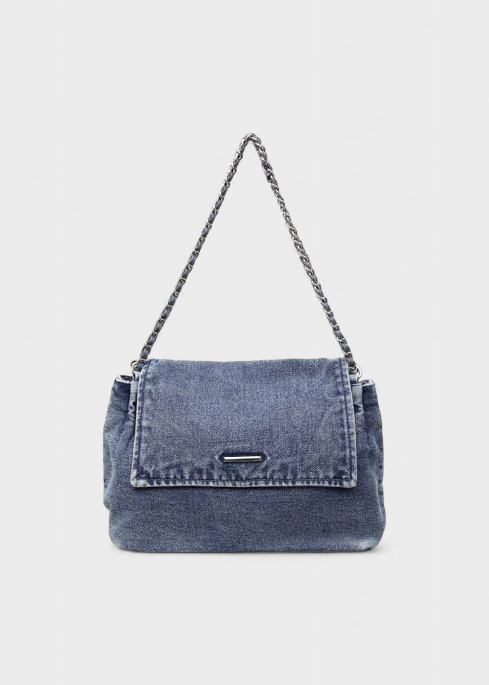 Lichtblauwe vintage denim tas, urban stijl dames schoudertas met unieke kettingdetails.