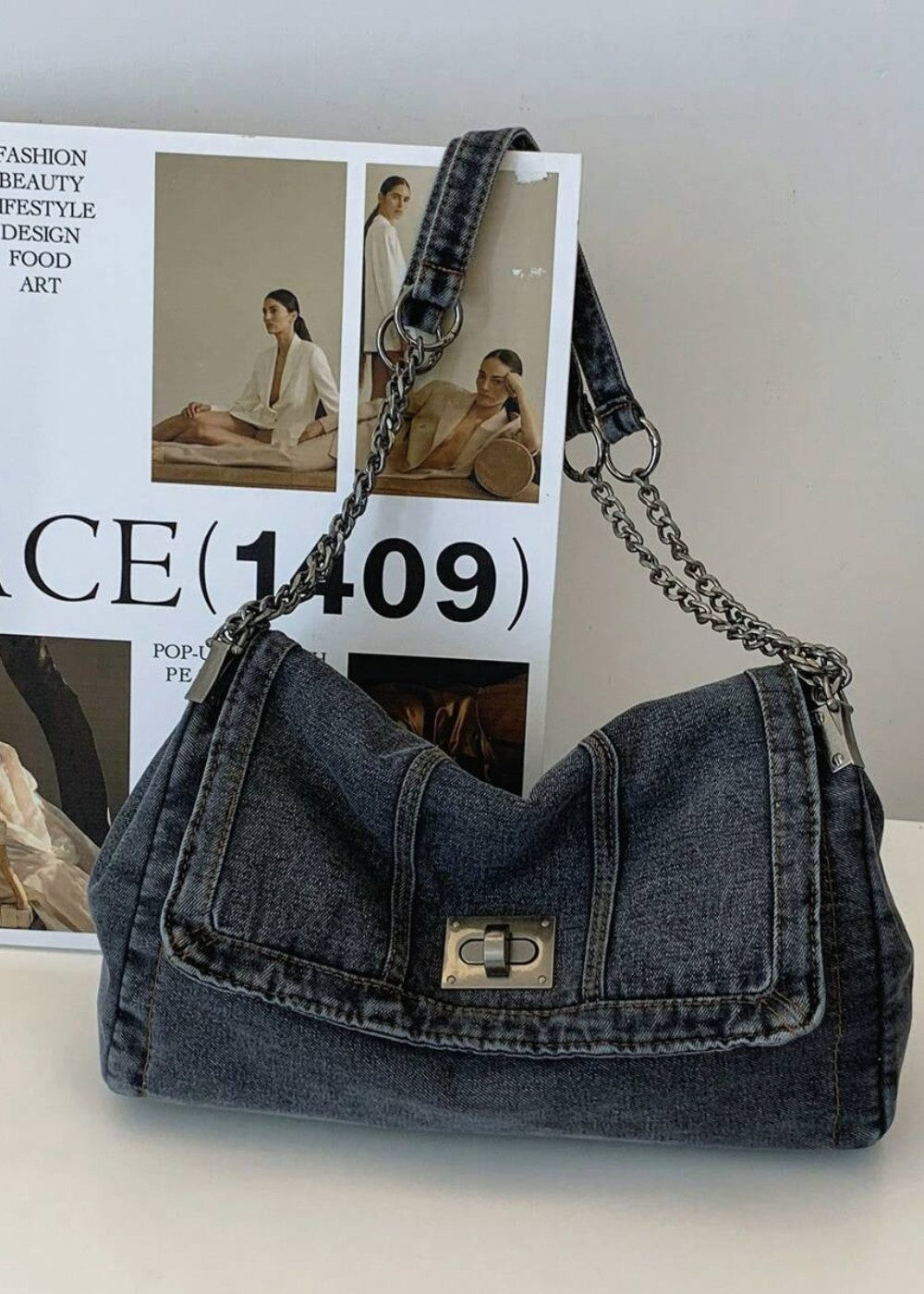 Trendy marineblauwe denim kettingtas, dames schoudertas ideaal als modieus accessoire.