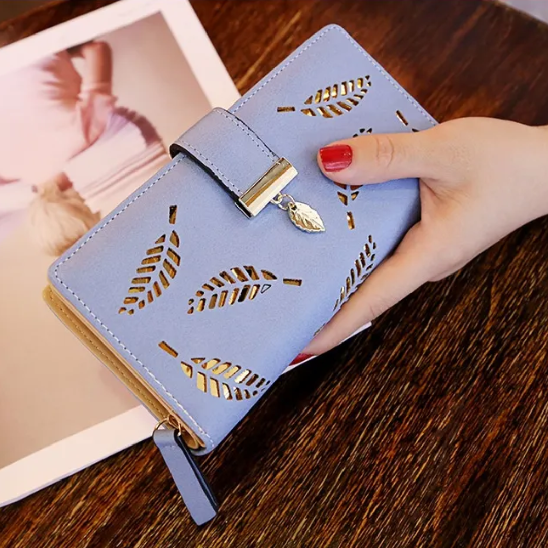 Modieuze dames portemonnee met gouden blad design, compact en functioneel.