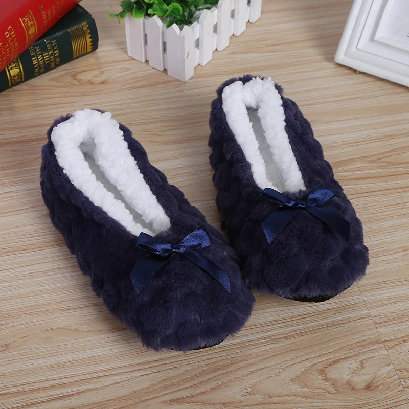 Warme antislip damessloffen van April, pluizig en comfortabel voor het hele huis.