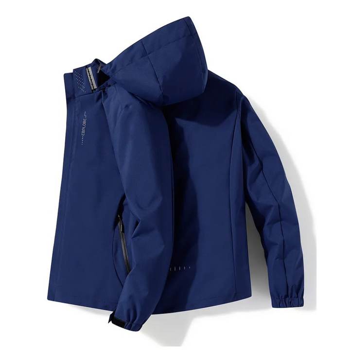 Man draagt waterdichte heren windbreaker tijdens wandeling. Ideaal voor outdoor avonturen & sport.