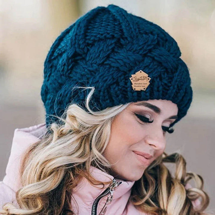 Stijlvolle gebreide wintermuts voor dames. De Elena beanie, een warm en trendy accessoire voor elke outfit.
