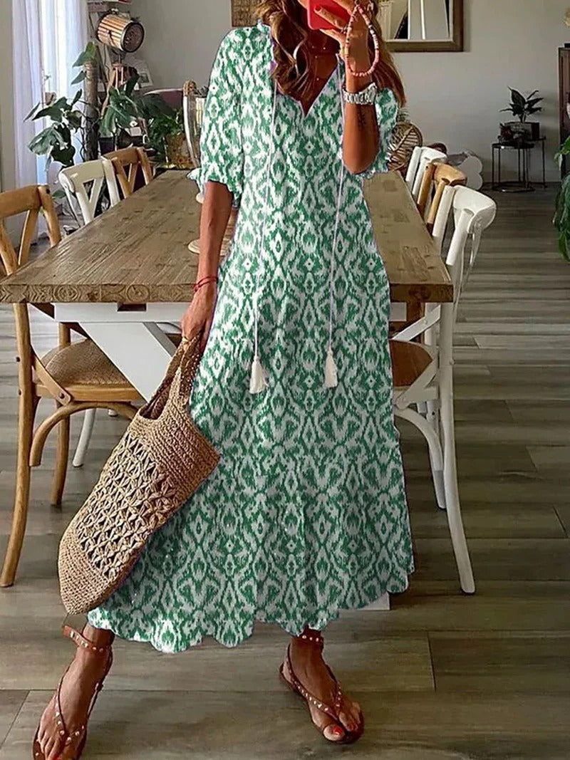 "Boheemse maxi jurk beige met V-hals en halflange mouwen, ideaal voor zomerse elegantie en casual stijl."