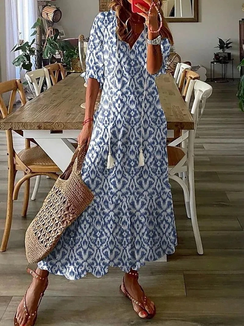 "Boheemse maxi jurk beige met V-hals en halflange mouwen, ideaal voor zomerse elegantie en casual stijl."