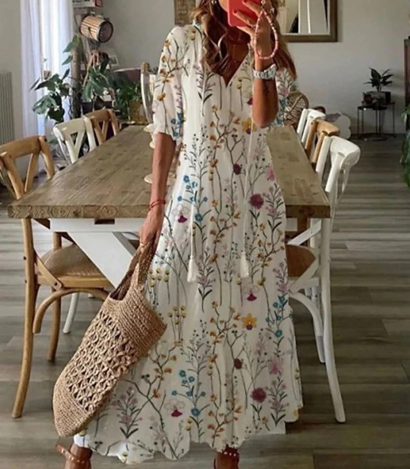 "Boheemse maxi jurk beige met V-hals en halflange mouwen, ideaal voor zomerse elegantie en casual stijl."