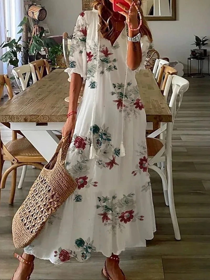 "Boheemse maxi jurk beige met V-hals en halflange mouwen, ideaal voor zomerse elegantie en casual stijl."