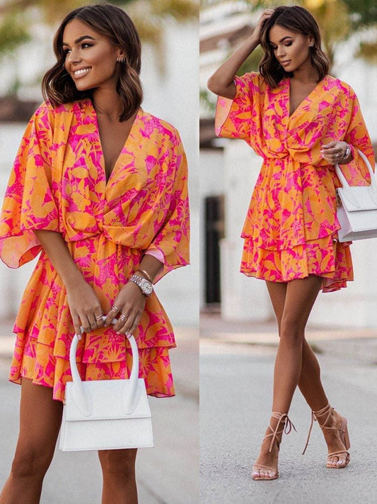 "Bohemian Chic mini jurk met V-hals, luchtige pasvorm en bloemenprint. Perfecte vrouwenjurk voor casual of chique looks."