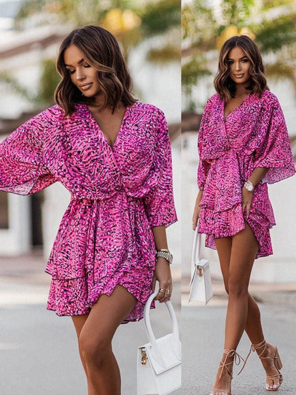 "Bohemian Chic mini jurk met V-hals, luchtige pasvorm en bloemenprint. Perfecte vrouwenjurk voor casual of chique looks."
