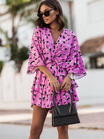"Bohemian Chic mini jurk met V-hals, luchtige pasvorm en bloemenprint. Perfecte vrouwenjurk voor casual of chique looks."