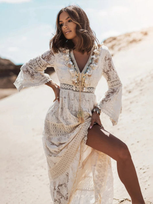 "Bohemian maxi jurk met kanten details en flair mouwen, A-lijn pasvorm, v-hals, en luchtige stof voor zomerse elegantie."