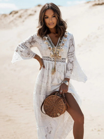 "Bohemian maxi jurk met kanten details en flair mouwen, A-lijn pasvorm, v-hals, en luchtige stof voor zomerse elegantie."