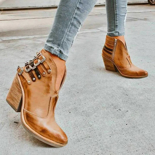 Dames enkellaarsjes "Léa" met V-snit en gespdetail, modieus en comfortabel voor een casual chic look.
