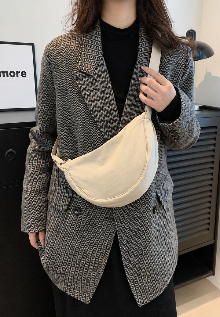 Casual nylon crossbody tas voor dames, halvemaan model met verstelbare riem, perfect als handtas accessoire.
