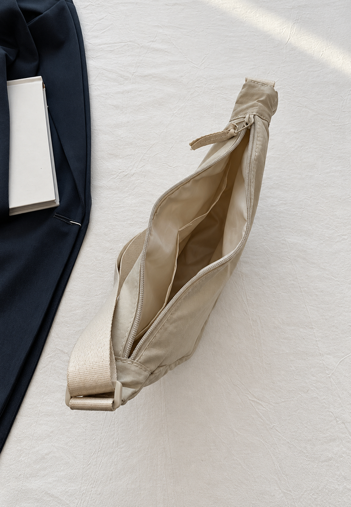 Nylon halvemaan tas voor dames met een comfortabele en verstelbare schouderriem, een veelzijdige accessoire.